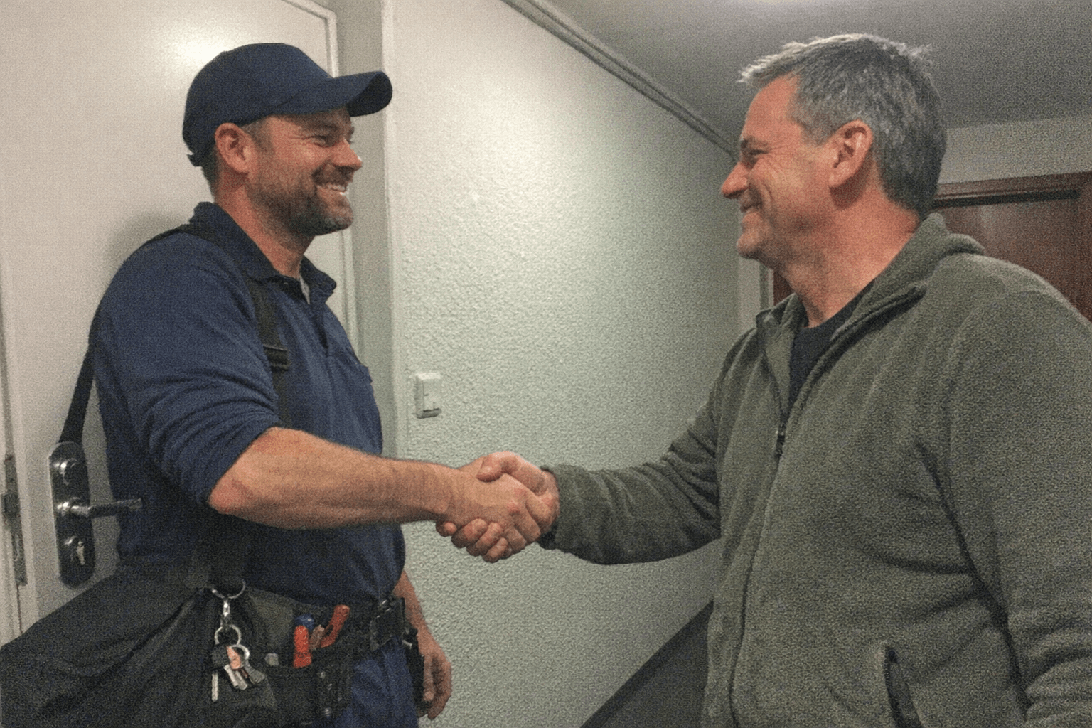 Zwei Personen geben sich nach erfolgreicher Montage die Hand