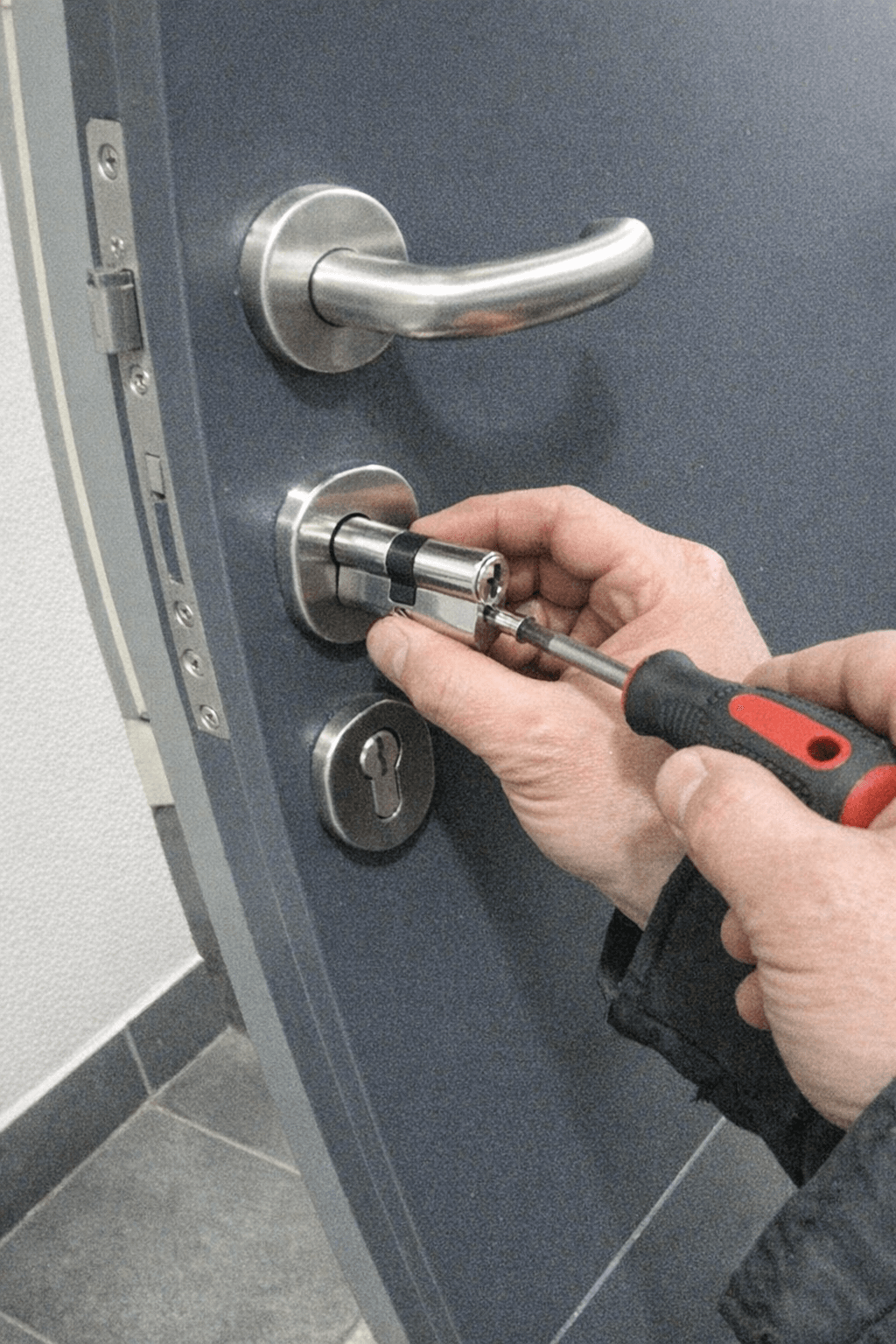 Einbau eines neuen Profilzylinders in eine Sicherheitstür