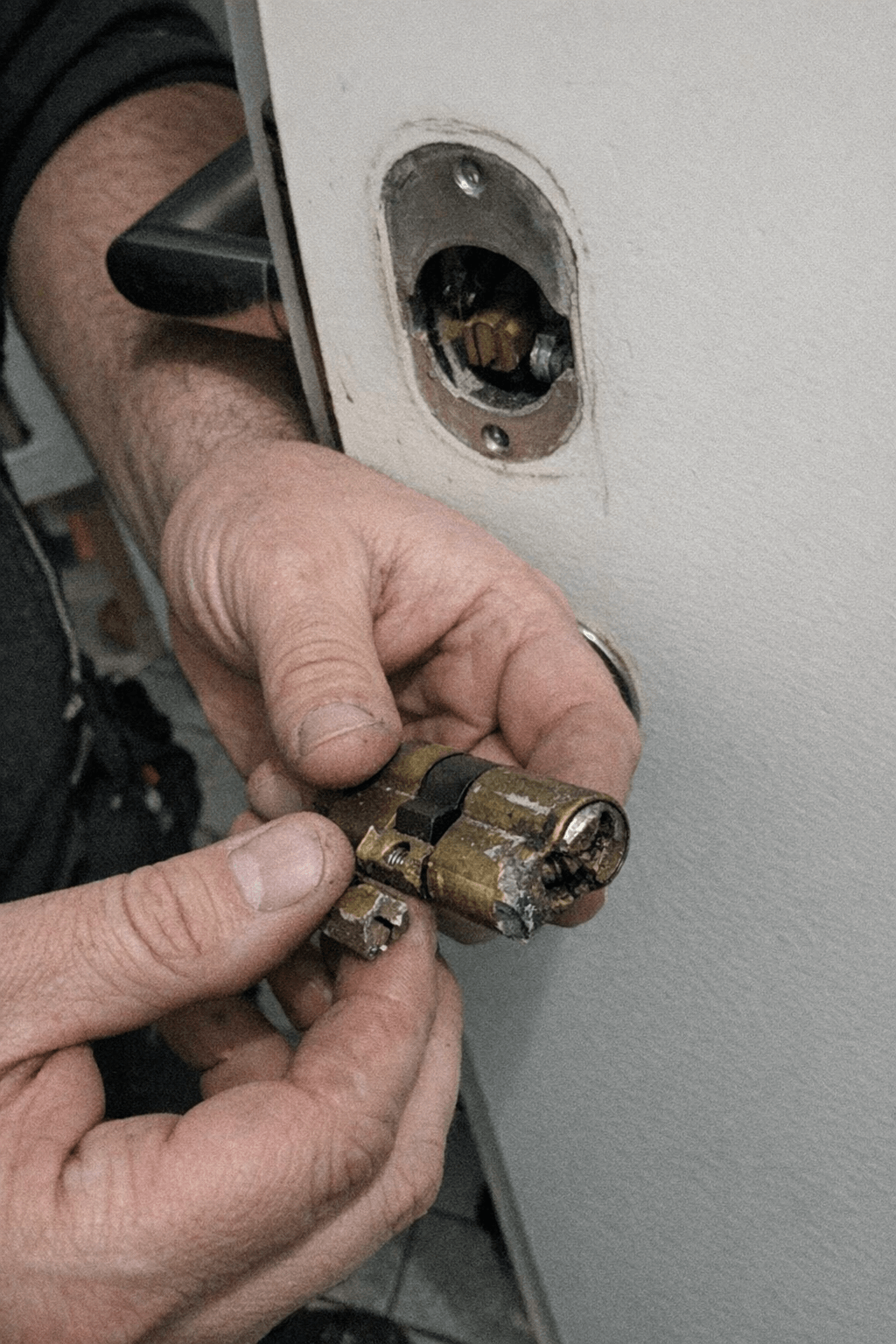 Techniker analysiert einen defekten Türzylinder