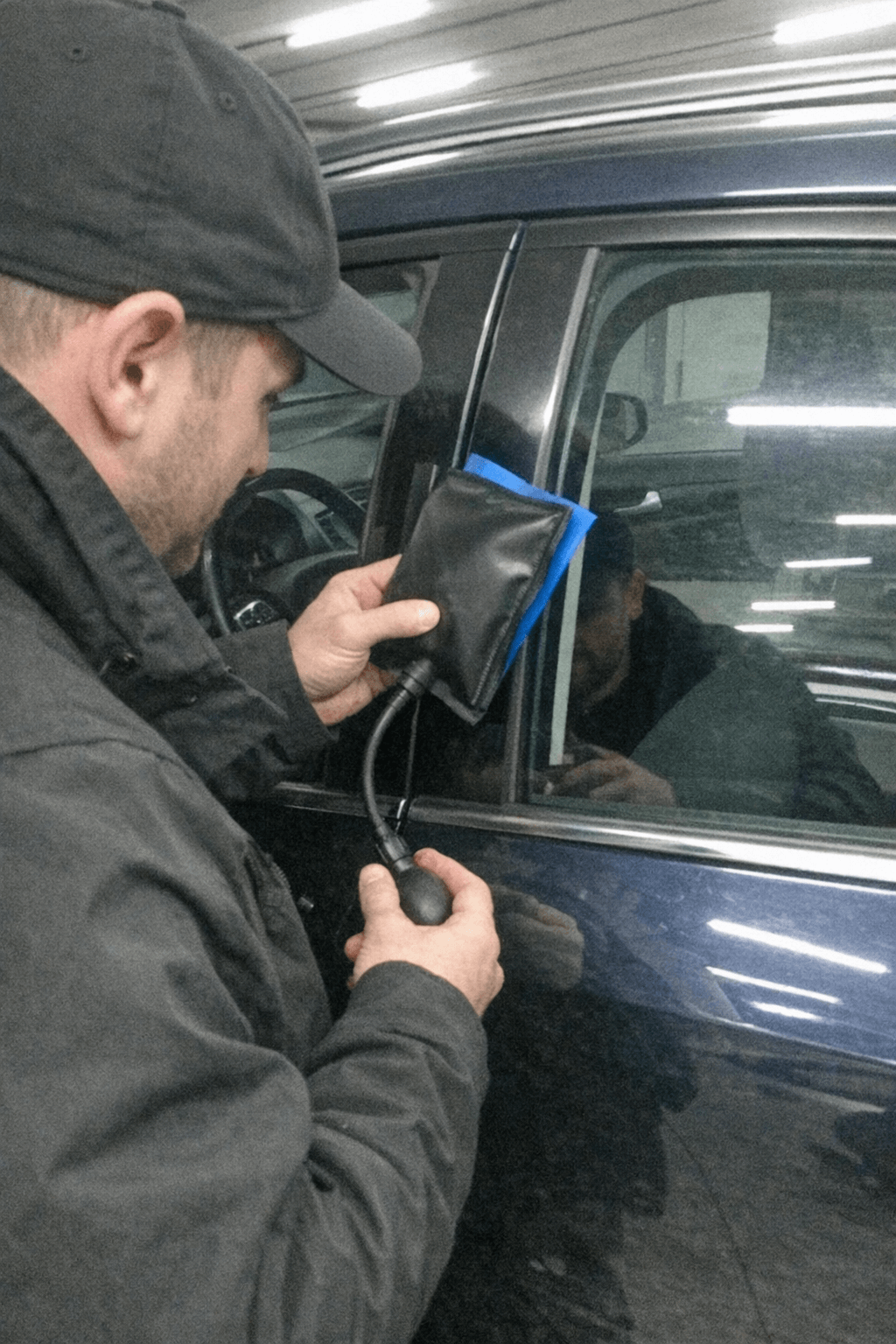 Vorbereitung zur Öffnung einer verriegelten Fahrzeugtür